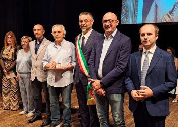 Castiglione, il Luigi d’oro consegnato all’artista e scultore Enos Rizzi