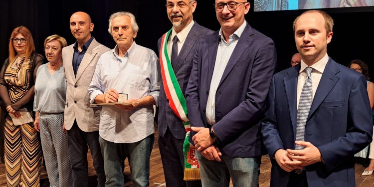 Castiglione, il Luigi d’oro consegnato all’artista e scultore Enos Rizzi