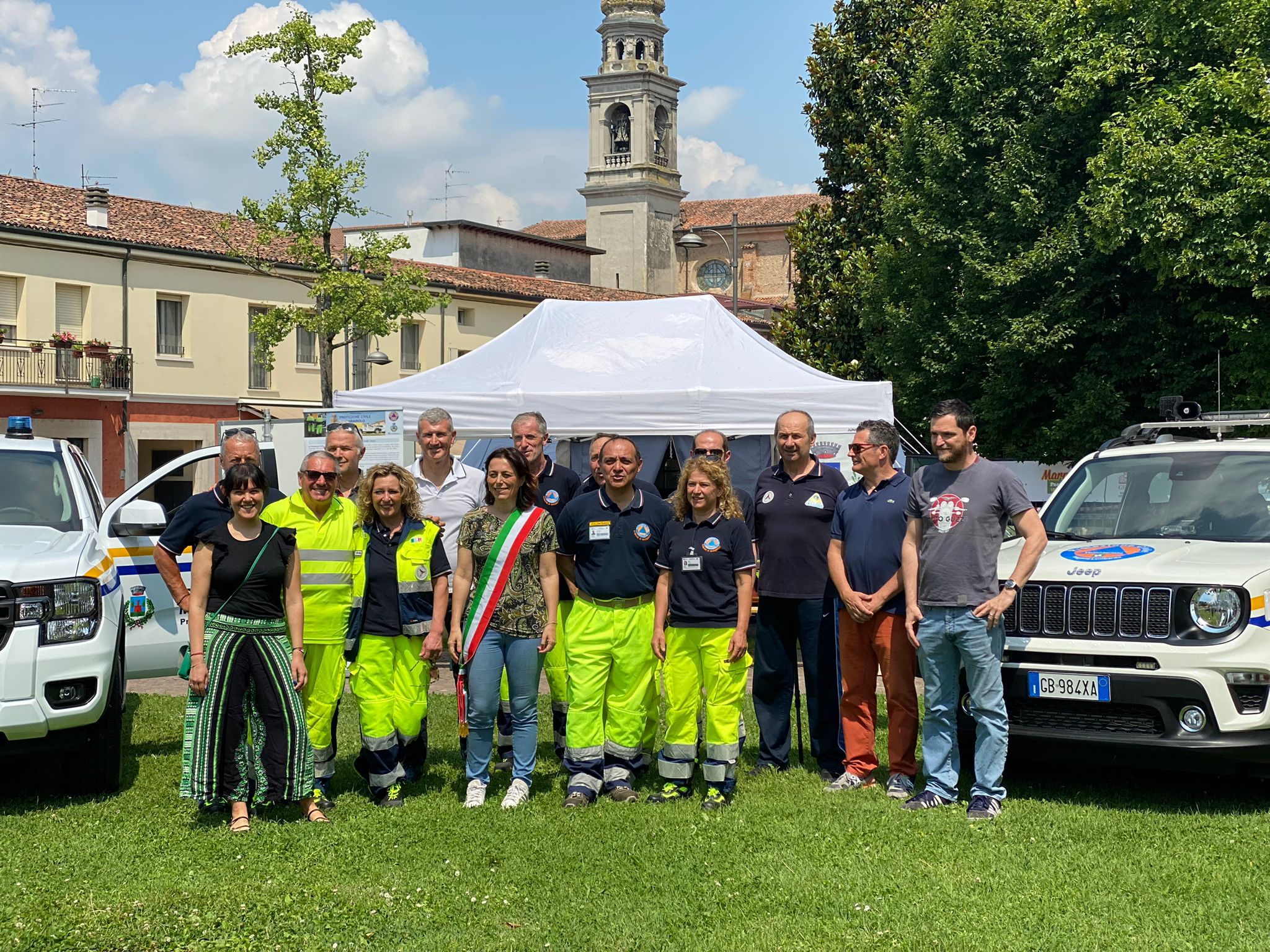 Un momento durante la consegna alla protezione civile