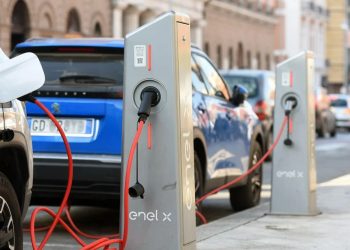 In Ue è fast charge solo una stazione di ricarica per auto elettriche pubblica su 8