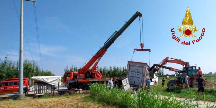 Camion carico di bovini in bilico lungo la sede stradale: arrivano i vigili del fuoco