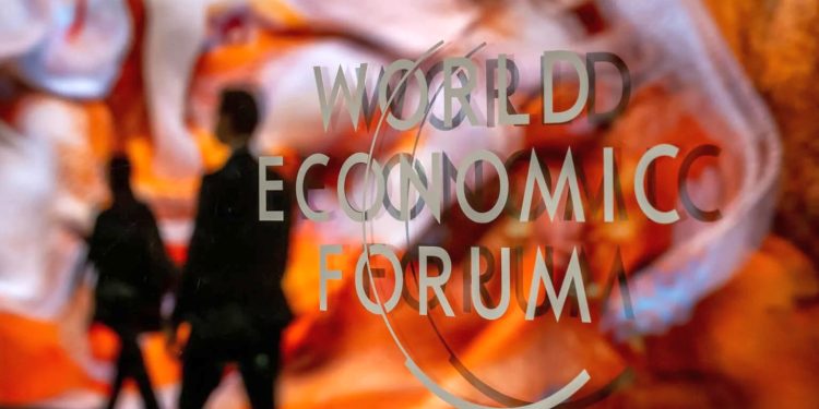 La transizione energetica progredisce ma l’Italia fa passi indietro: colpa del gas