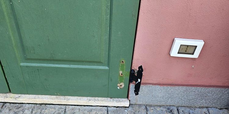 La famiglia va in vacanza alcuni giorni: assalto dei ladri all’abitazione