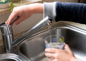 Acqua potabile nelle case sicura quasi al 100%, ma 1 italiano su 3 non si fida