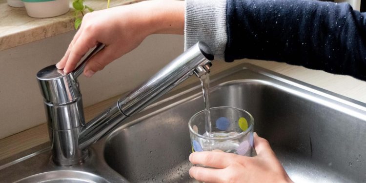 Acqua potabile nelle case sicura quasi al 100%, ma 1 italiano su 3 non si fida