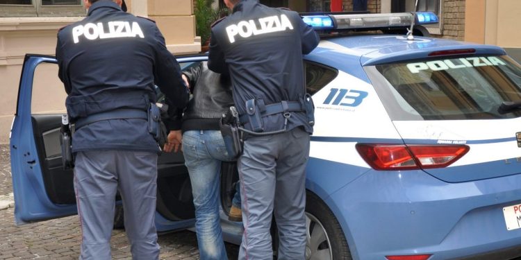 Pestano un ragazzo per rubargli il telefonino: scattano un arresto e una denuncia