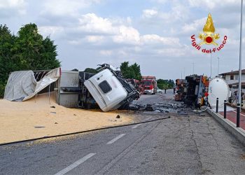 Pauroso schianto sulla Goitese: due tir si scontrano e capottano lungo la strada
