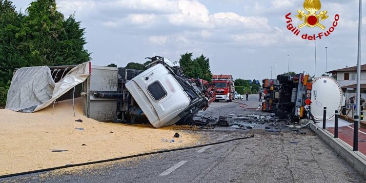 Pauroso schianto sulla Goitese: due tir si scontrano e capottano lungo la strada
