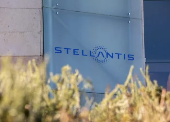 Stellantis punta sulle auto ibride: 30 modelli quest’anno in Europa e altri 6 entro il 2026