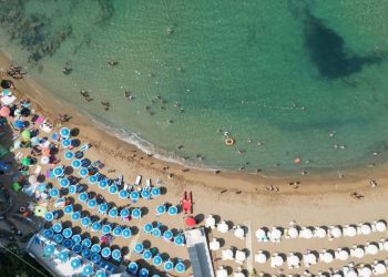 Balneari, ombrelloni chiusi per 2 ore. Ma le sigle sindacali si spaccano sullo sciopero