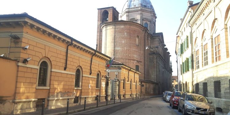 Sorpreso dai Cc mentre sferra calci e pugni alla moglie: in arresto