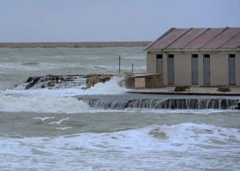 Nuova ondata di maltempo sull’Italia. Barca a vela affonda in Sicilia, una vittima e 6 dispersi