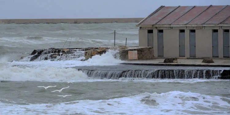Nuova ondata di maltempo sull’Italia. Barca a vela affonda in Sicilia, una vittima e 6 dispersi