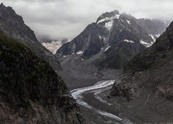 La morte lenta del Mar De Glace: il ghiacciaio sul Monte Bianco sta sparendo