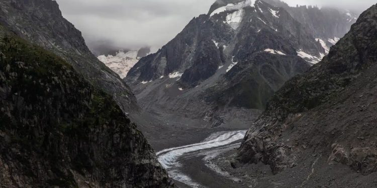 La morte lenta del Mar De Glace: il ghiacciaio sul Monte Bianco sta sparendo