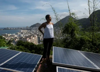 Energia, nel 2023 capacità solare europea a 260 GW. Ue: “E’ la fonte più accessibile per famiglie”