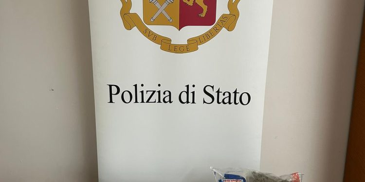 Trovato con una pistola rubata, hashish e marijuana: in arresto un 49enne