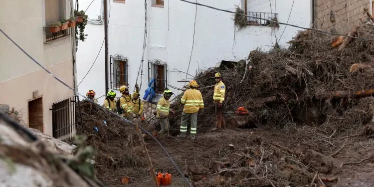 In Spagna proseguono le ricerche dei dispersi nell’alluvione, i morti sono 158. Sanchez a Valencia