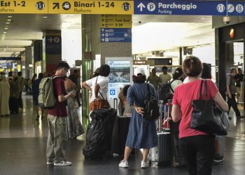 Guasto ‘raro’ a Roma, caos treni in tutta Italia. Salvini: “Chi sbaglia paga”. Ira opposizioni