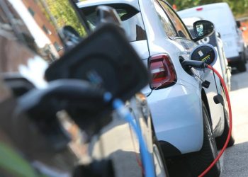 Ue si spacca sui dazi alle auto elettriche cinesi. Urso: “Lavoriamo per evitare guerra commerciale”