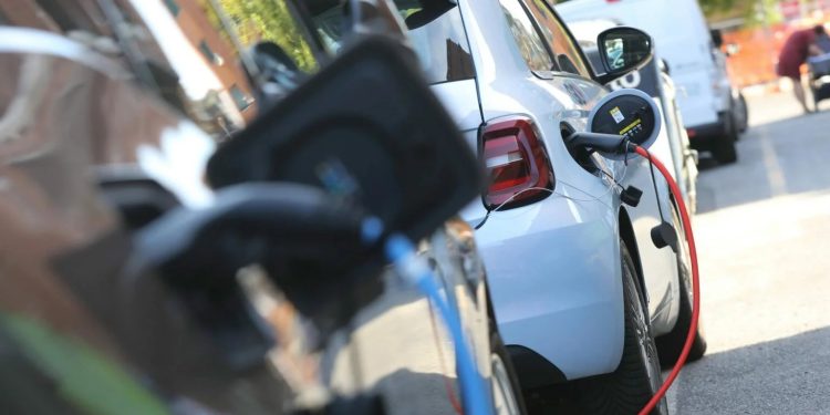 Ue si spacca sui dazi alle auto elettriche cinesi. Urso: “Lavoriamo per evitare guerra commerciale”