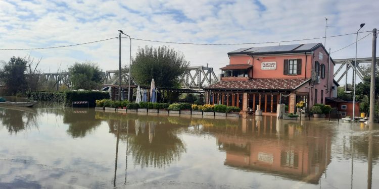 Arriva la piena di Po e Secchia: sfollati a Quistello e San Benedetto, chiuso il ponte di Bondanello