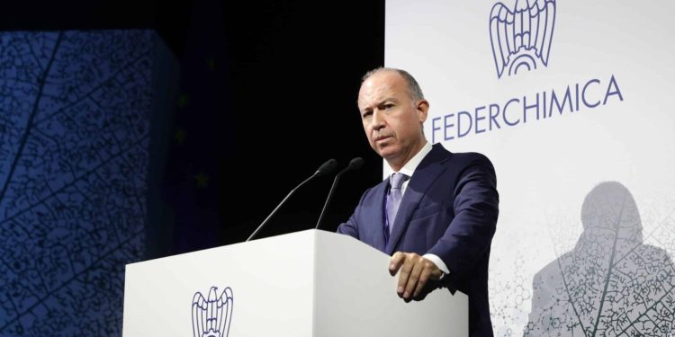 Buzzella (Federchimica): “5 proposte per evitare una lenta agonia dell’industria”