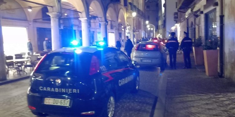 Mancano i requisiti di sicurezza, chiuso un bar nel centro di Mantova