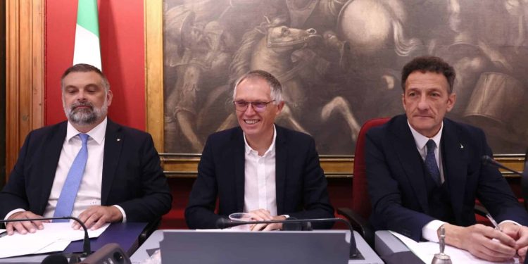 Stellantis, Tavares: “Pronti per transizione, ma servono più incentivi”. Ira della politica