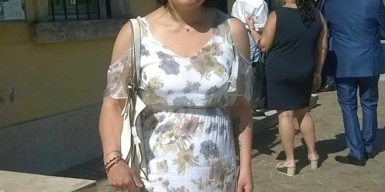 Punta dai calabroni nella sua casa in montagna: muore la 54enne Serena Vicari