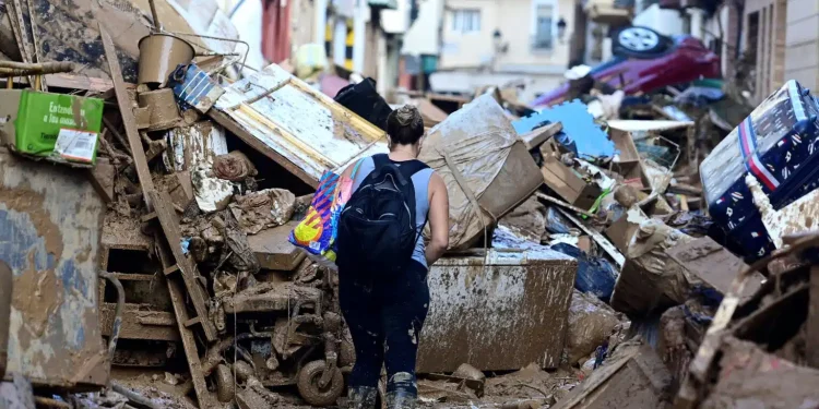In Spagna allerta si sposta a Barcellona: aeroporto allagato. A Valencia obitorio per 400 salme
