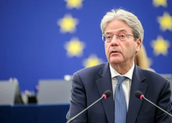 Commissione Ue taglia stime su Pil italiano. Gentiloni: “Dazi Usa colpirebbero soprattutto Italia e Germania”