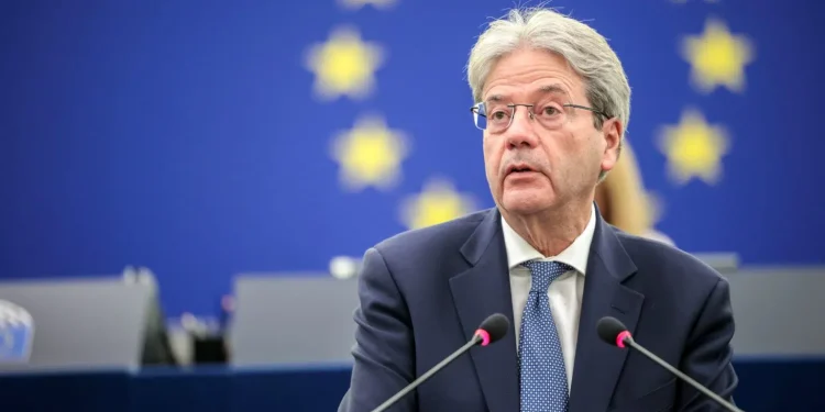 Commissione Ue taglia stime su Pil italiano. Gentiloni: “Dazi Usa colpirebbero soprattutto Italia e Germania”