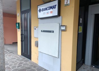 Fanno esplodere il bancomat in piena notte, ma il bottino è nullo