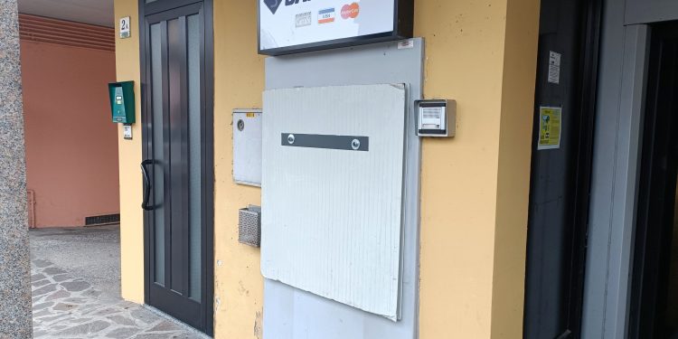 Fanno esplodere il bancomat in piena notte, ma il bottino è nullo