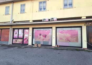 Si finge carabiniere, chiede soldi al centro massaggi e al rifiuto sfonda la vetrata con l’auto