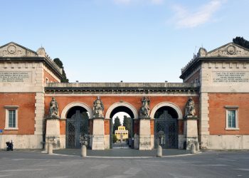 Una 57enne di Goito trovata senza vita nel cimitero del Verano: si indaga per omicidio