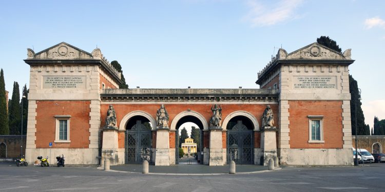 Una 57enne di Goito trovata senza vita nel cimitero del Verano: si indaga per omicidio