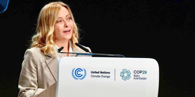 Meloni a Baku: “Al momento no alternativa a fossili”. Pichetto: “Nodo contribuzioni”