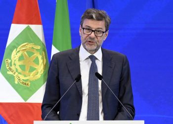 Legge Bilancio, Giorgetti resta su sentiero ‘prudenza’: Così calo realistico del debito FacebookXEmailWhatsAppTelegramCopy Link