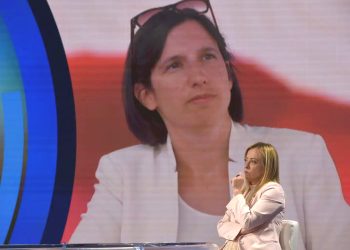 Volano stracci tra Meloni e Schlein. La dem: “Lavoratori purgati con olio di ricino”