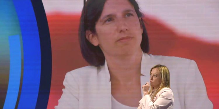 Volano stracci tra Meloni e Schlein. La dem: “Lavoratori purgati con olio di ricino”