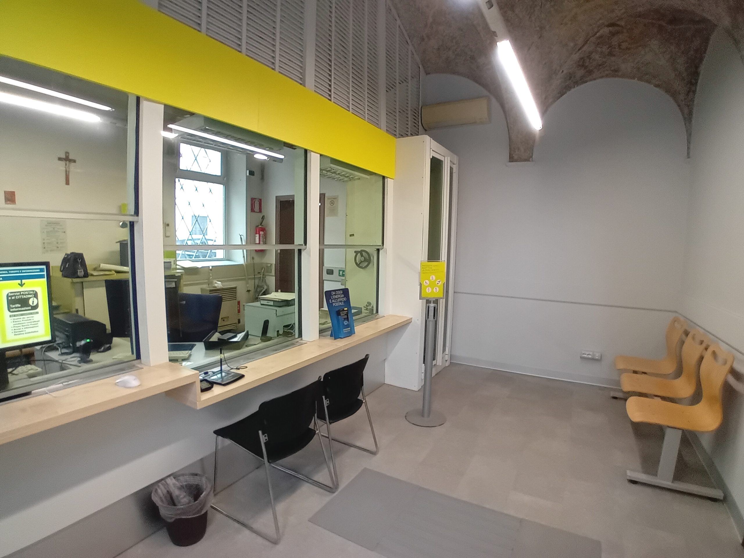 Uno scorcio degli interni del rinnovato ufficio postale di Casalmoro