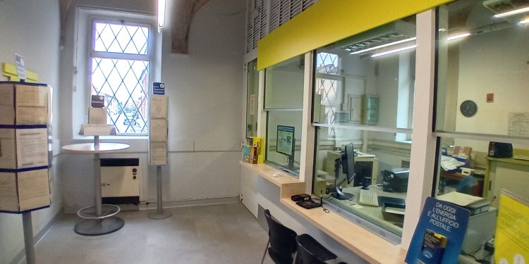 Casalmoro: finiti i lavori, riapre l’ufficio postale dopo l’intervento di restyling