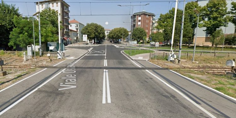 Dramma in città a Mantova: studente 18enne finisce sotto il treno