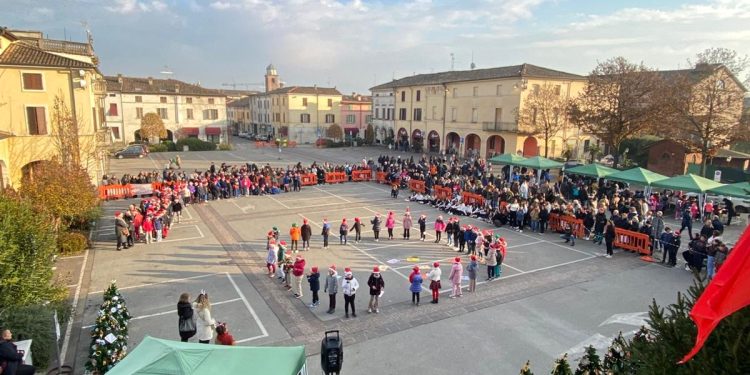 Grande festa in piazza: gli alunni del paese addobbano gli alberi di Natale