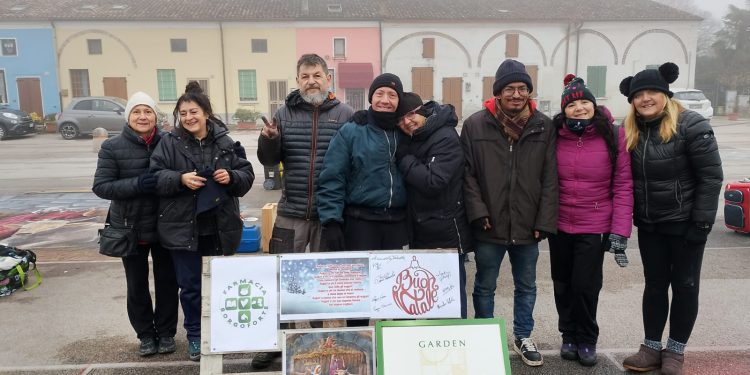 Grazie, otto madonnari disegnano sul sagrato della chiesa rappresentazioni natalizie