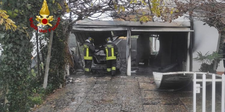 Castel d’Ario, auto prende fuoco: intervengono i Vigili del Fuoco