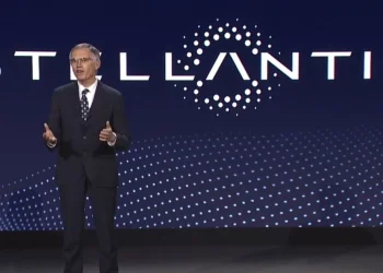 Tavares dà l’addio a Stellantis: nuovo ceo entro metà 2025. Appello bipartisan: “Elkann in Parlamento”