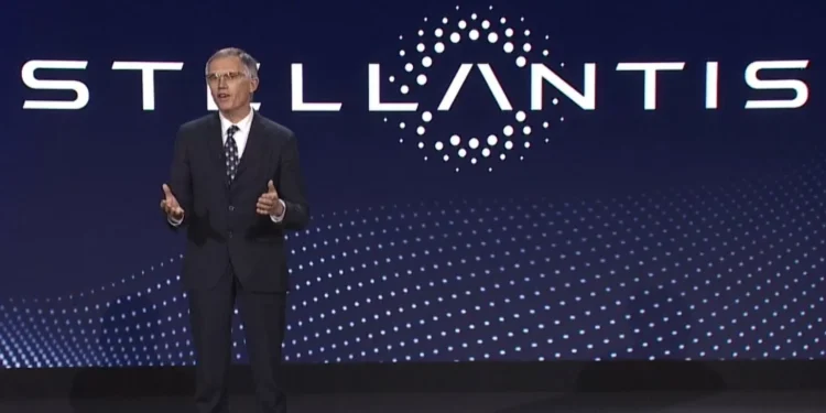 Tavares dà l’addio a Stellantis: nuovo ceo entro metà 2025. Appello bipartisan: “Elkann in Parlamento”